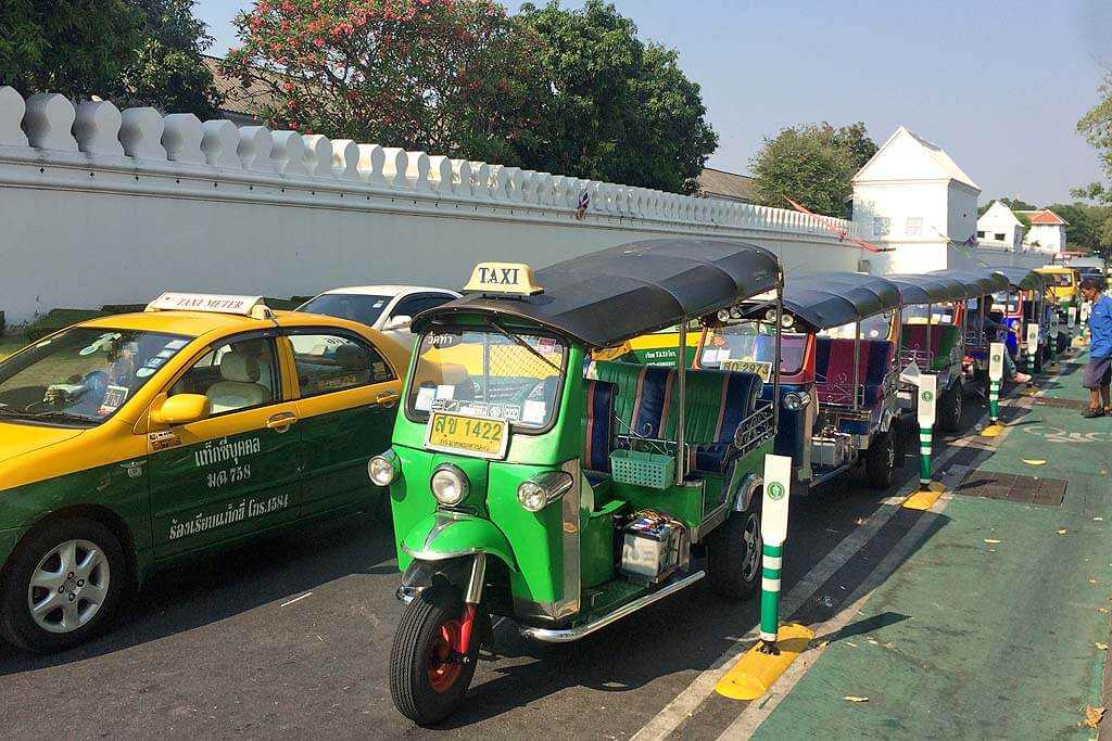 Такси паттайя бангкок аэропорт. Такси Бангкок. Такси Таиланд. Трехколесные такси Бангкока. Цветные такси в Бангкоке.