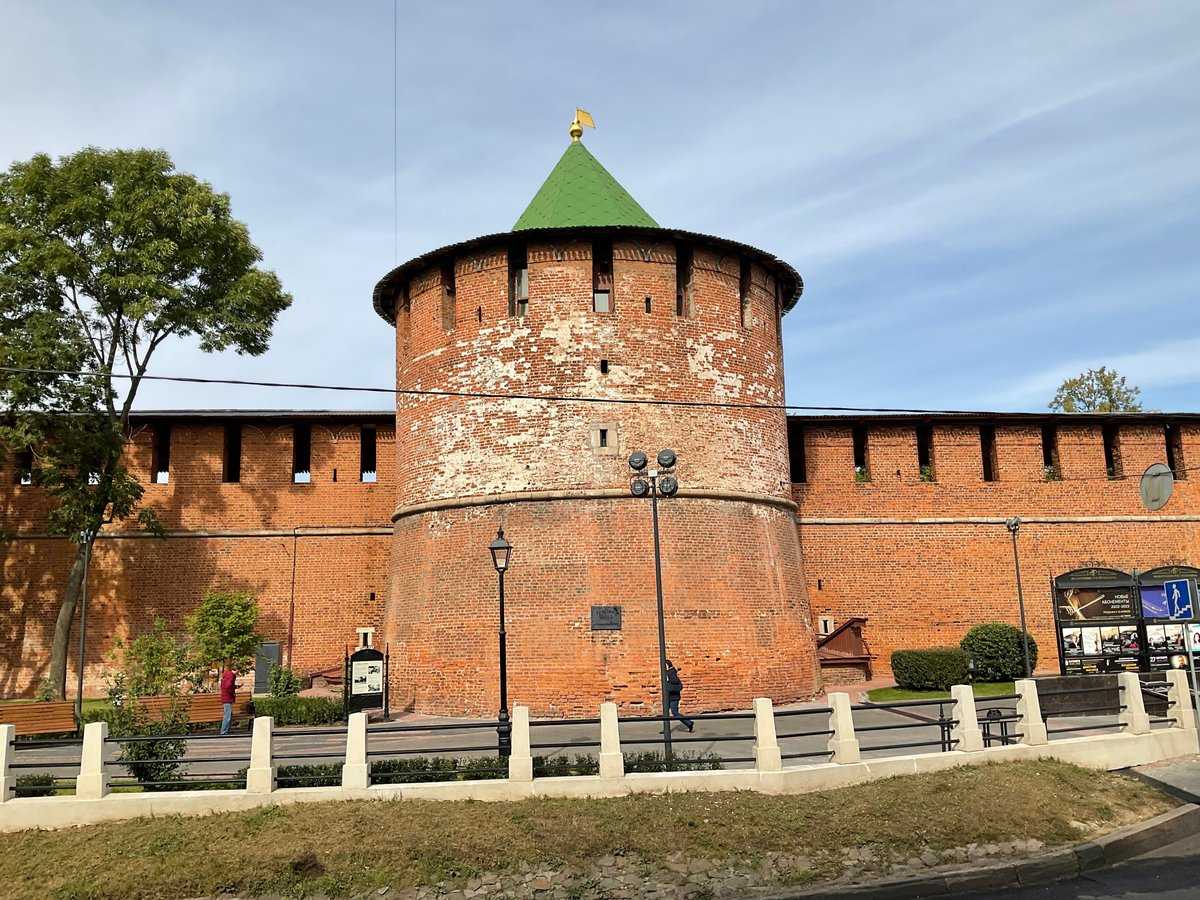 Кладовая башня нижегородского кремля. Коромыслова башня Нижегородского Кремля. Часовая башня Нижегородского Кремля. Кладовая башня Нижний Новгород. Ивановская башня Нижегородского Кремля.