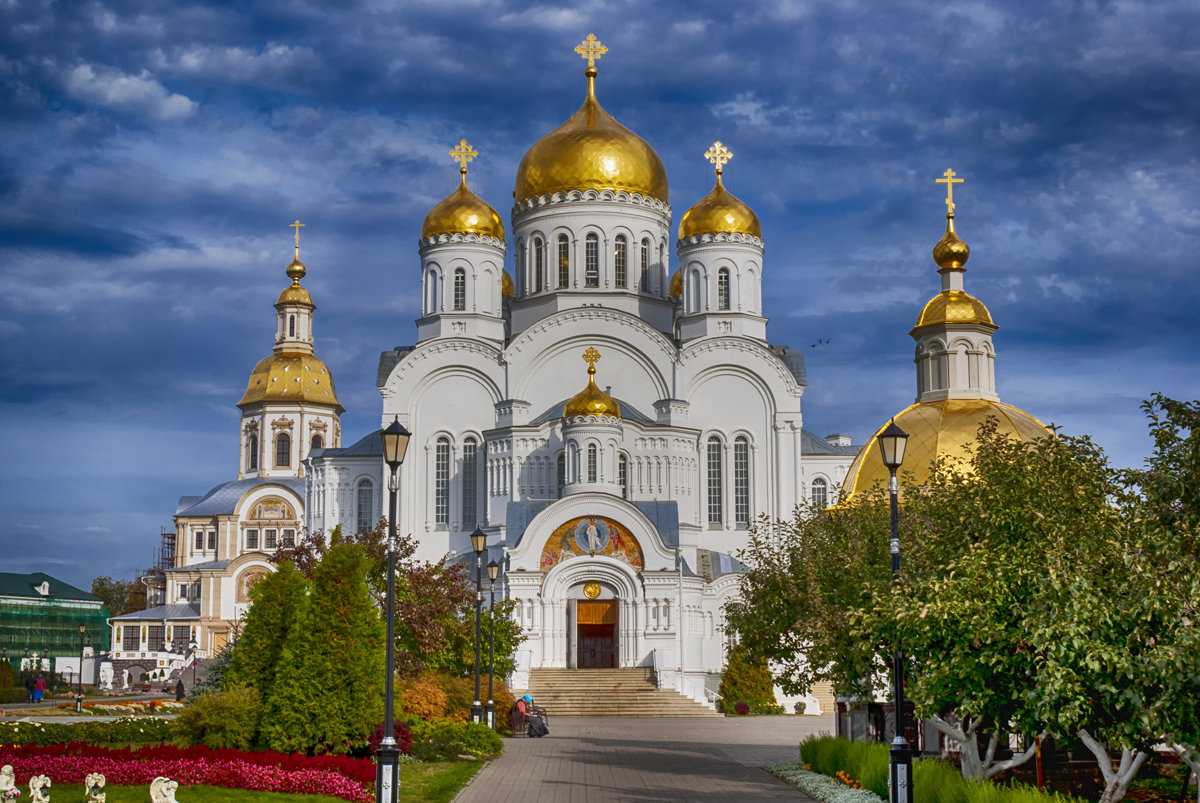 Преображенский собор – белая церковь в русском стиле