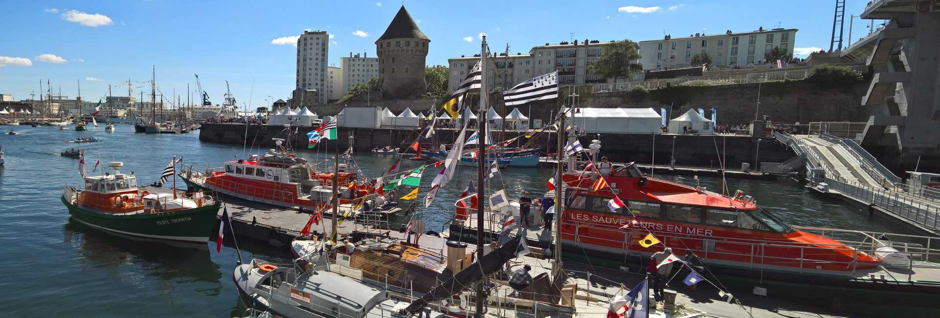 Public port. Рыбаки в Бретани. Каналы во Франции водные.