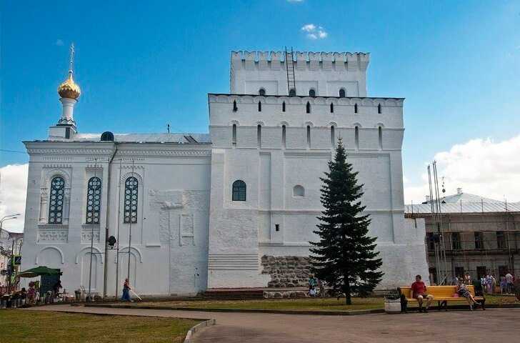 Власьевская башня и знаменская церковь в ярославле
