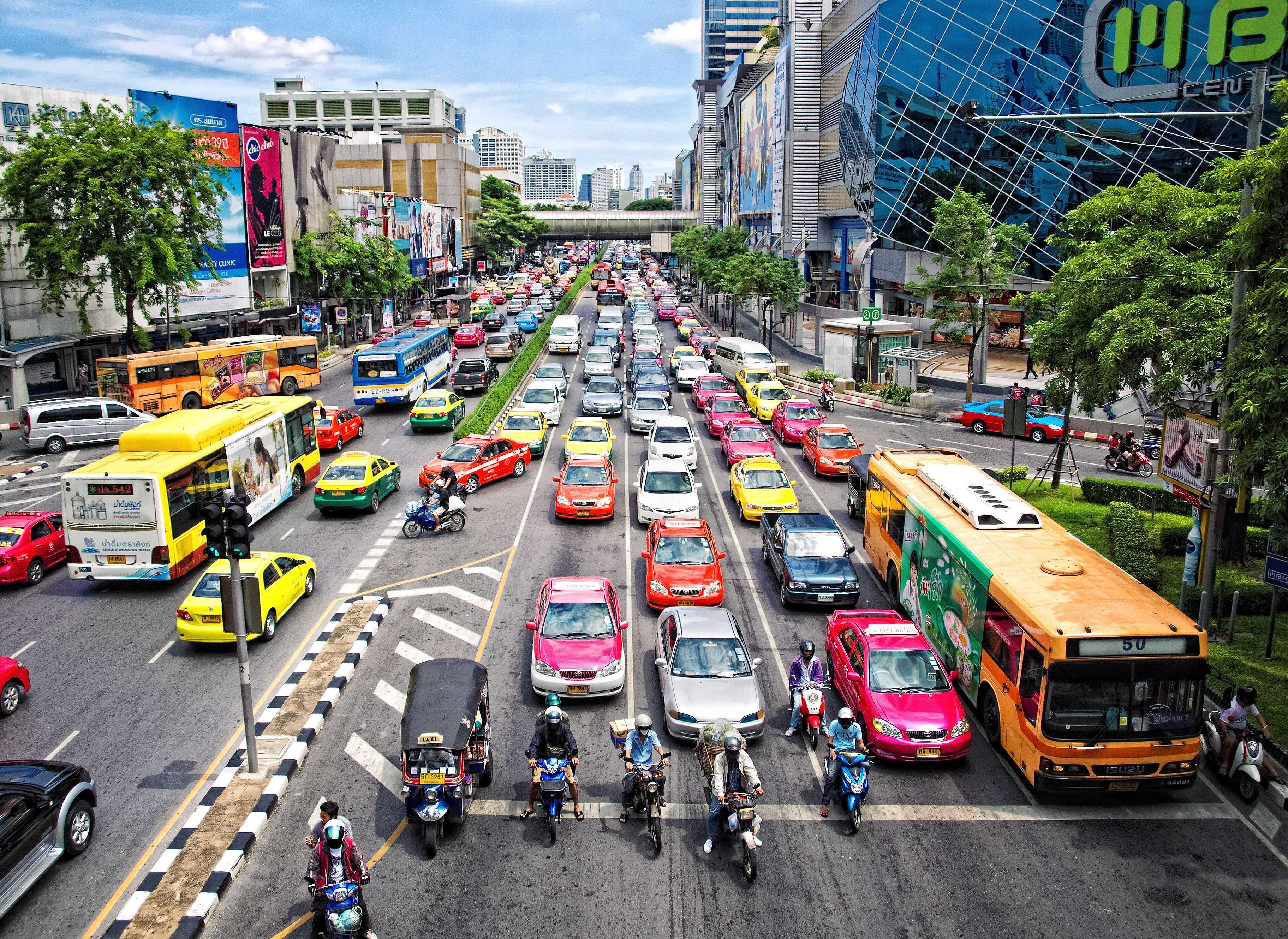Едем в бангкок. Перекресток в Бангкоке. Бангкок Автобан. Бангкок дорожное движение. Дорожное движение в Тайланде.