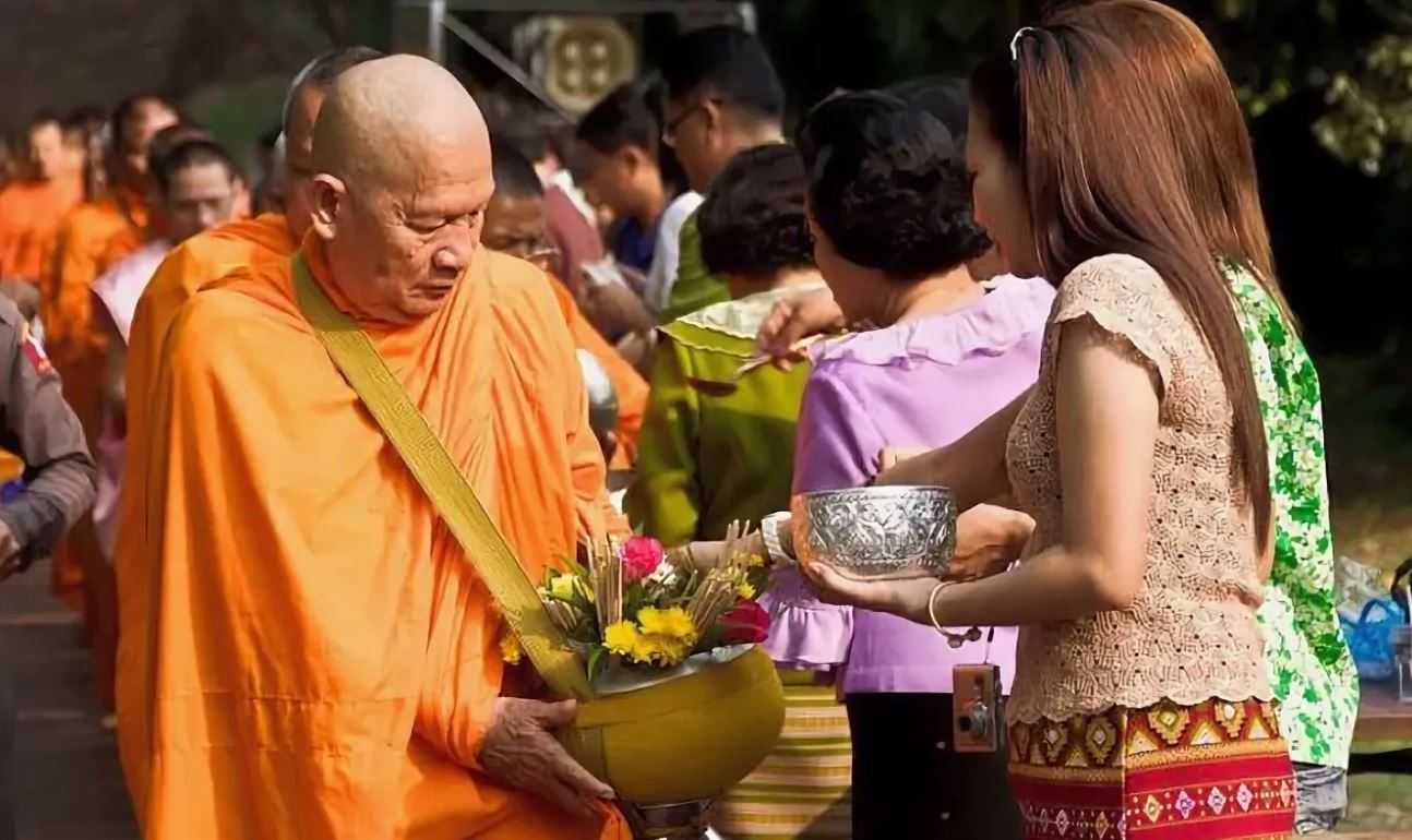 Каждому туристу следует ознакомиться с религией Таиланда, это не только поможет избежать нелепых ситуаций, но и подарит более яркие впечатления от отдыха