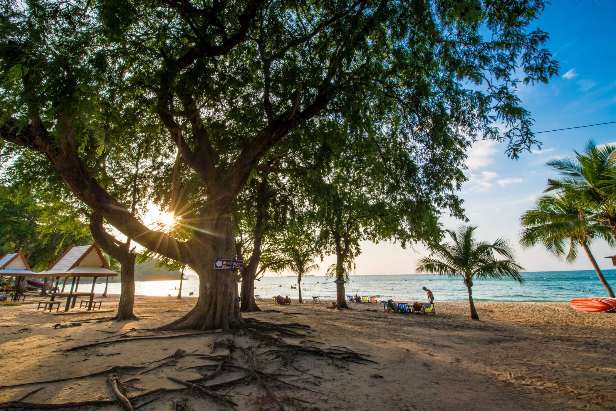 Прилив в паттайе. Паттайя пляж голубая Лагуна. Sai Kaew Beach Паттайя. Пляж сай Кео в Паттайе.