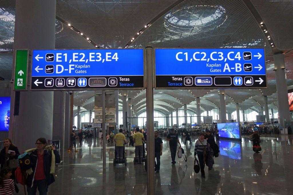 Аэропорт стамбула новый табло вылета сегодня международные. Аэропорт Стамбула табло. Стамбул новый аэропорт табло. Стойки регистрации Стамбул. Стойки регистрации в новом аэропорту Стамбула.