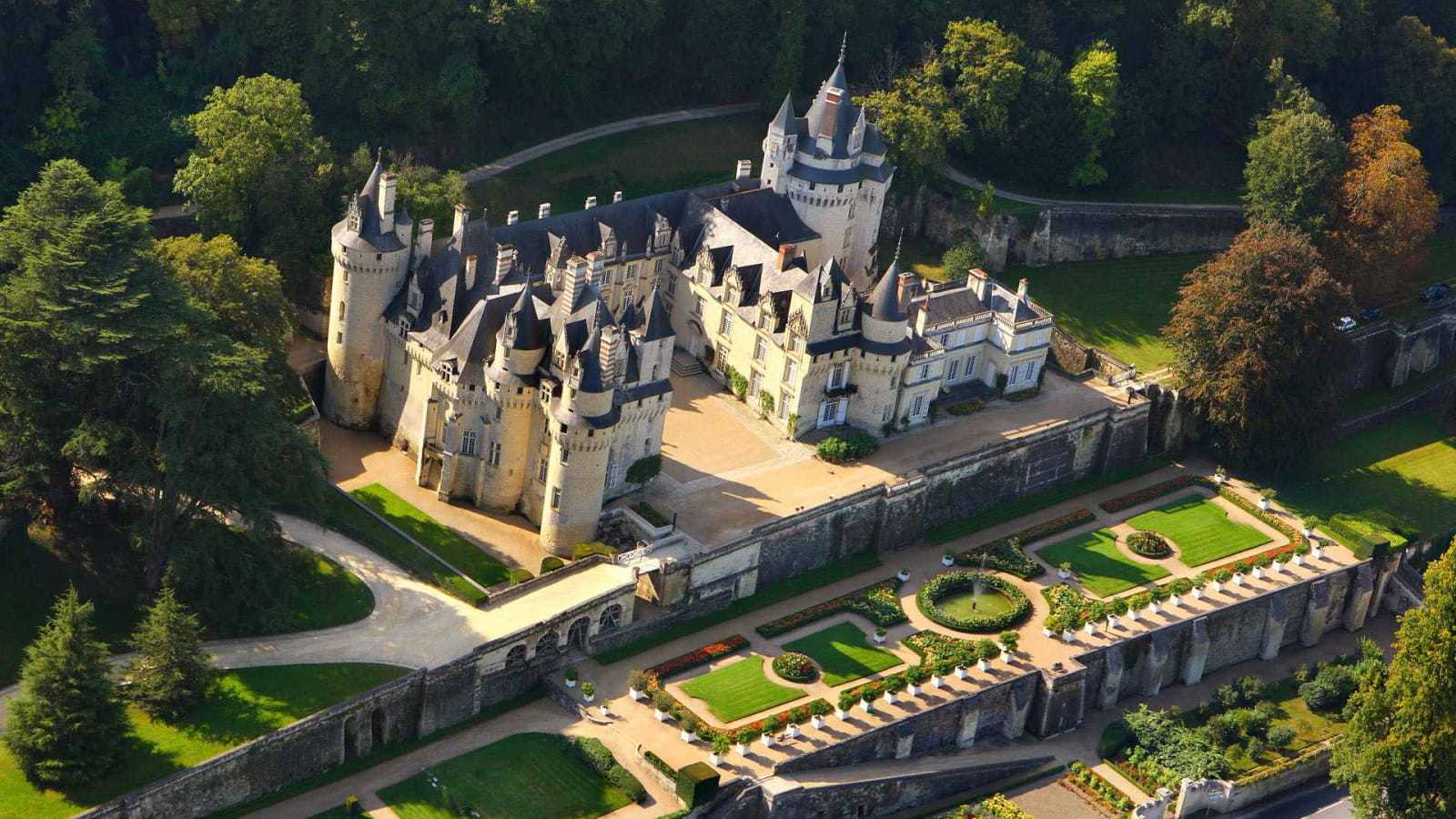 Замок Юссе Франция