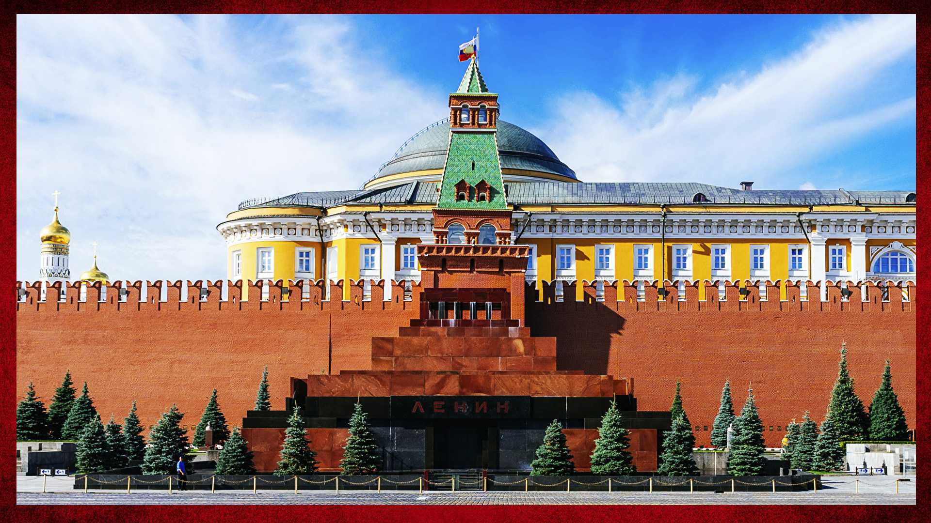 Вдоль кремлевской. Мавзолей в.и Ленина на красной площади в Москве. Ленин в Кремле в мавзолее. Московский Кремль мавзолей. Красная площадь мавзолей.