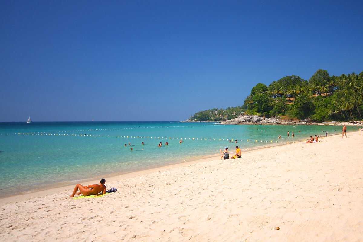 Surin beach phuket. Пляж Сурин Таиланд. Сурин Бич Пхукет. Surin пляж Пхукет. Пляж Сурин Пхукет фото.