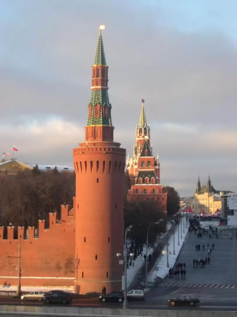 На фотографии вы видите угловую арсенальную башню московского кремля какое пространственное тело