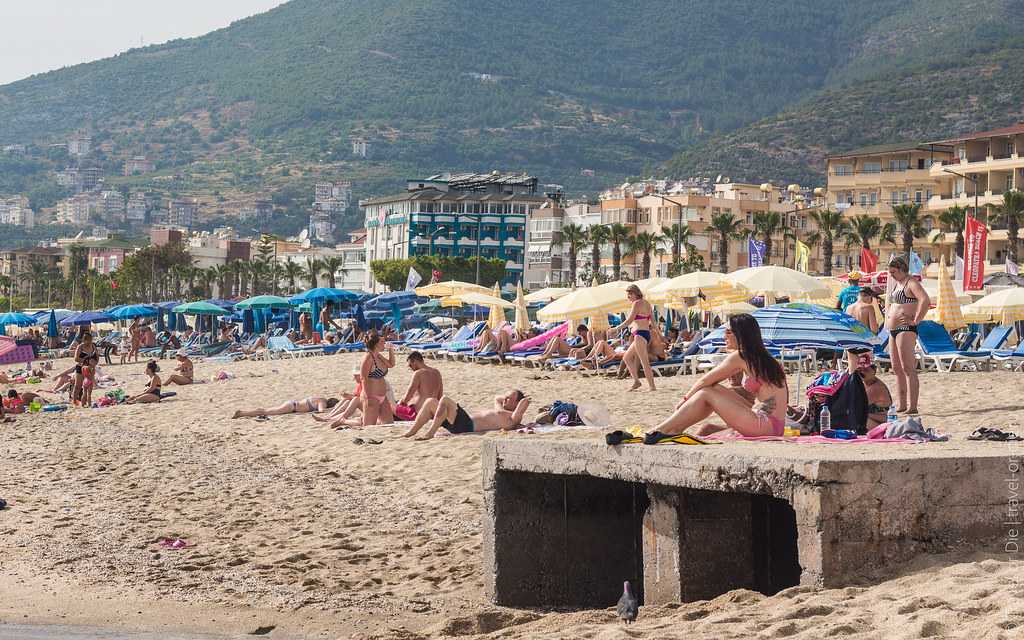 Пляж клеопатра в аланье — лучшее место для купания в турции