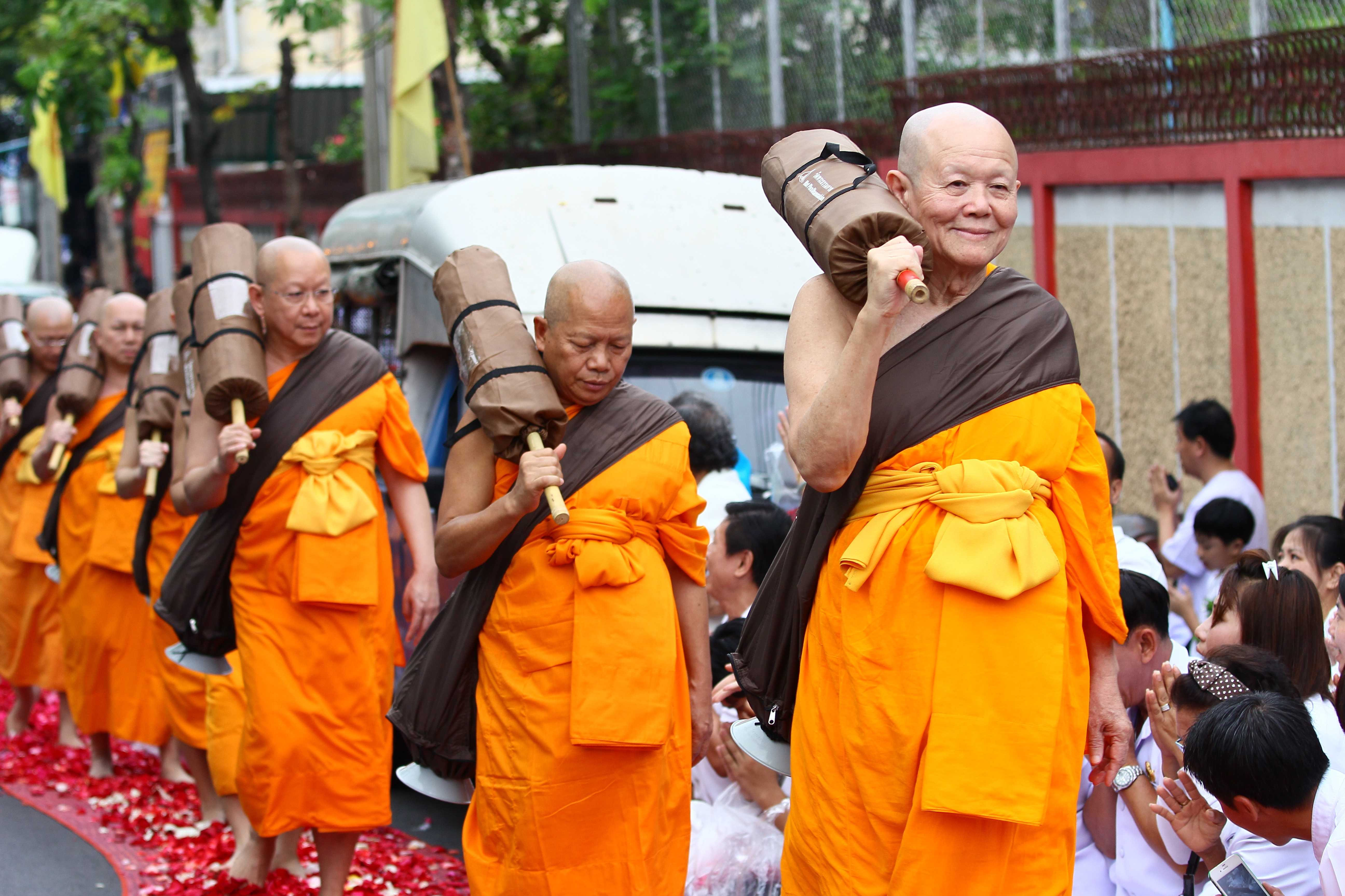 Буддизм махаяна монахи. Кашая буддизм. Бун-Катхин. Буддийский монах Тхеравада.