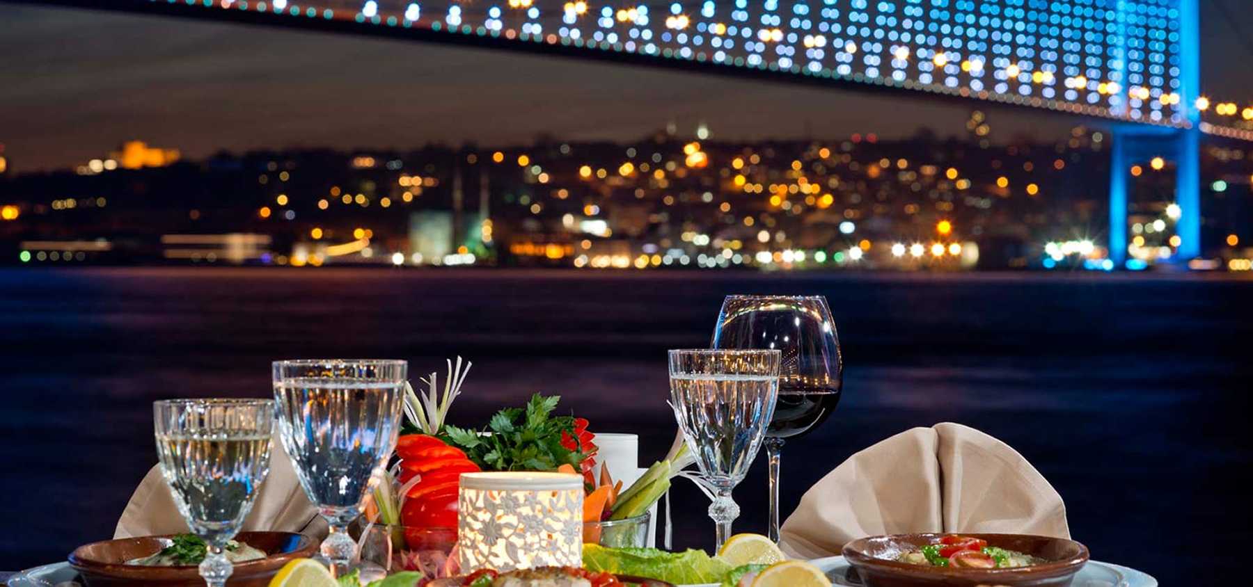 Ужин на 500. Босфор Турция Стамбул ресторан. Ночной Босфор в Стамбуле. Bosphorus ужин круиз. Villa Bosphorus Стамбул ресторан.