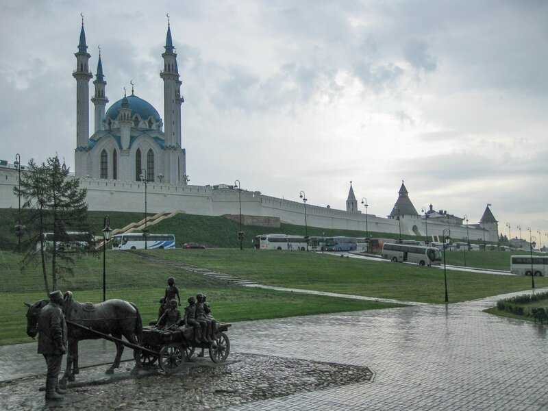 Возле казани. Казань памятник у Кремля. Памятник возле Казанского Кремля. Кремль Казань Пугачевщина. Возле Кремля памятник в Казани Кремля.