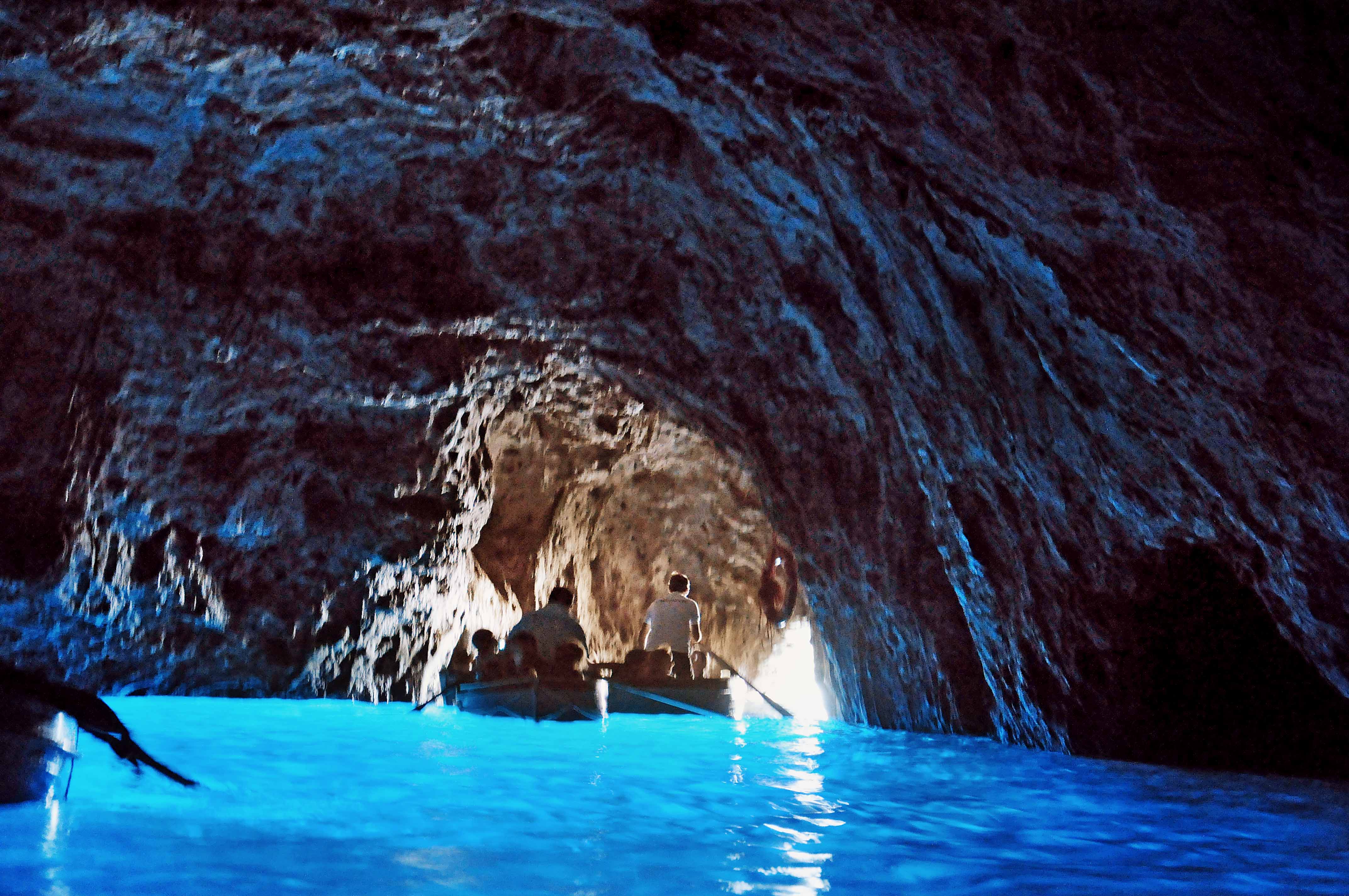 Голубая пещера турция. Голубой грот Италия. Голубой грот (капри). Голубой грот на острове капри. Голубой грот (капри) пещеры.