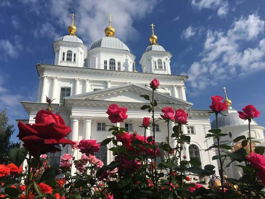 Монастырь в цветах