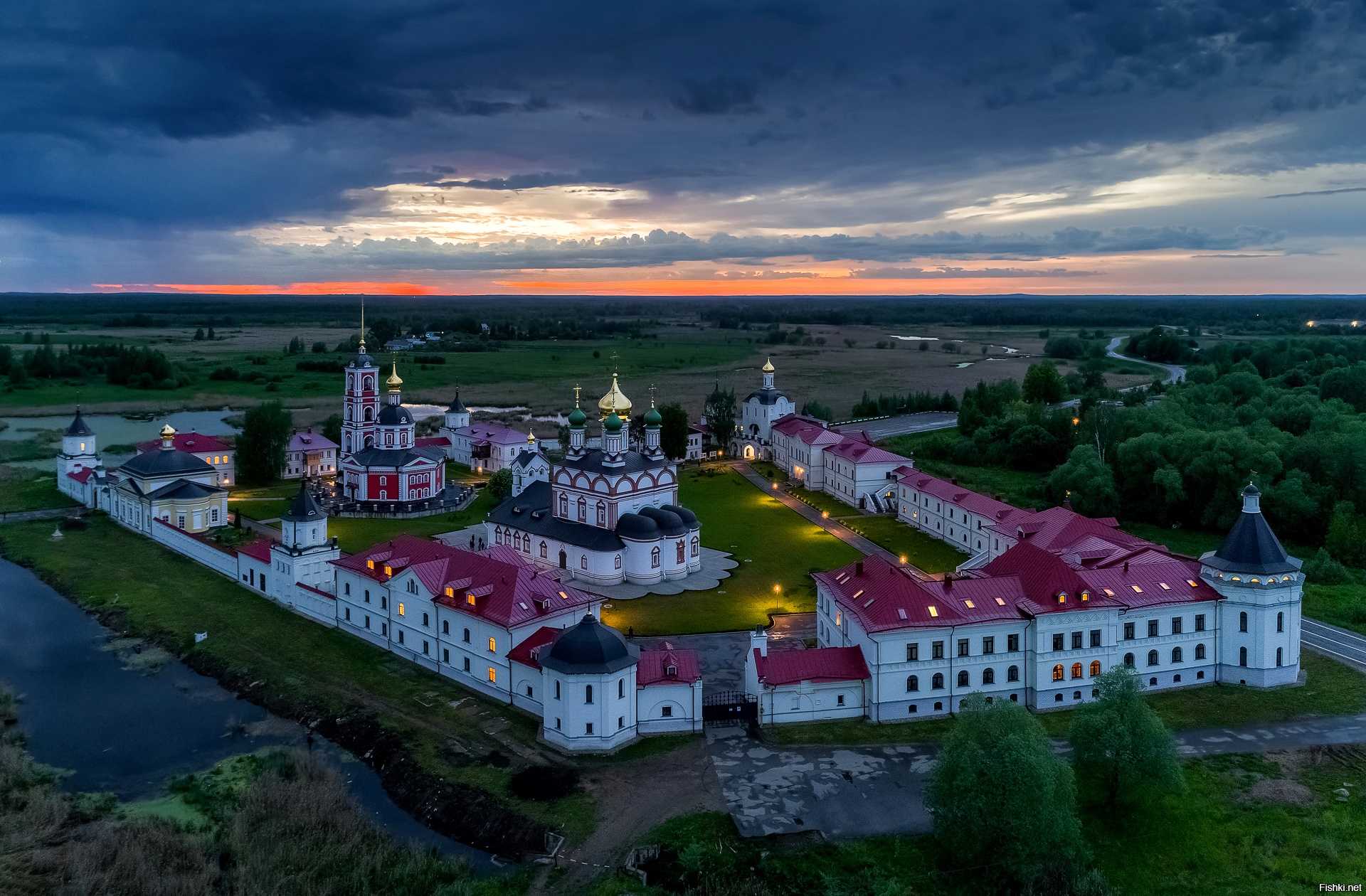 Троицко Сергиевский Варницкий монастырь. Троице-Варницкий монастырь в Ростове. Варницкий монастырь Ростов Великий. Варницы Троице-Сергиев Варницкий монастырь.