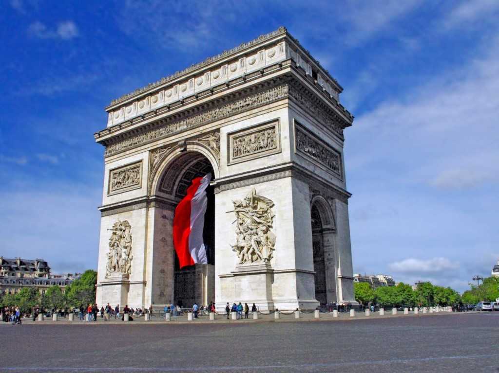 Триумфальная арка на елисейских полях в париже
