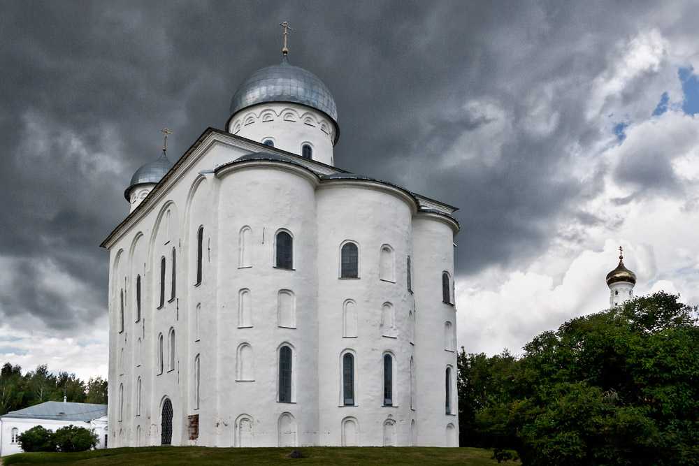 Соборы юрьева. Георгиевский собор Юрьева монастыря в Новгороде. Георгиевский собор Юрьева монастыря Великий Новгород. Георгиевский собор Юрьева монастыря (1119–1130). Юрьев монастырь Великий Новгород Георгиевский собор.