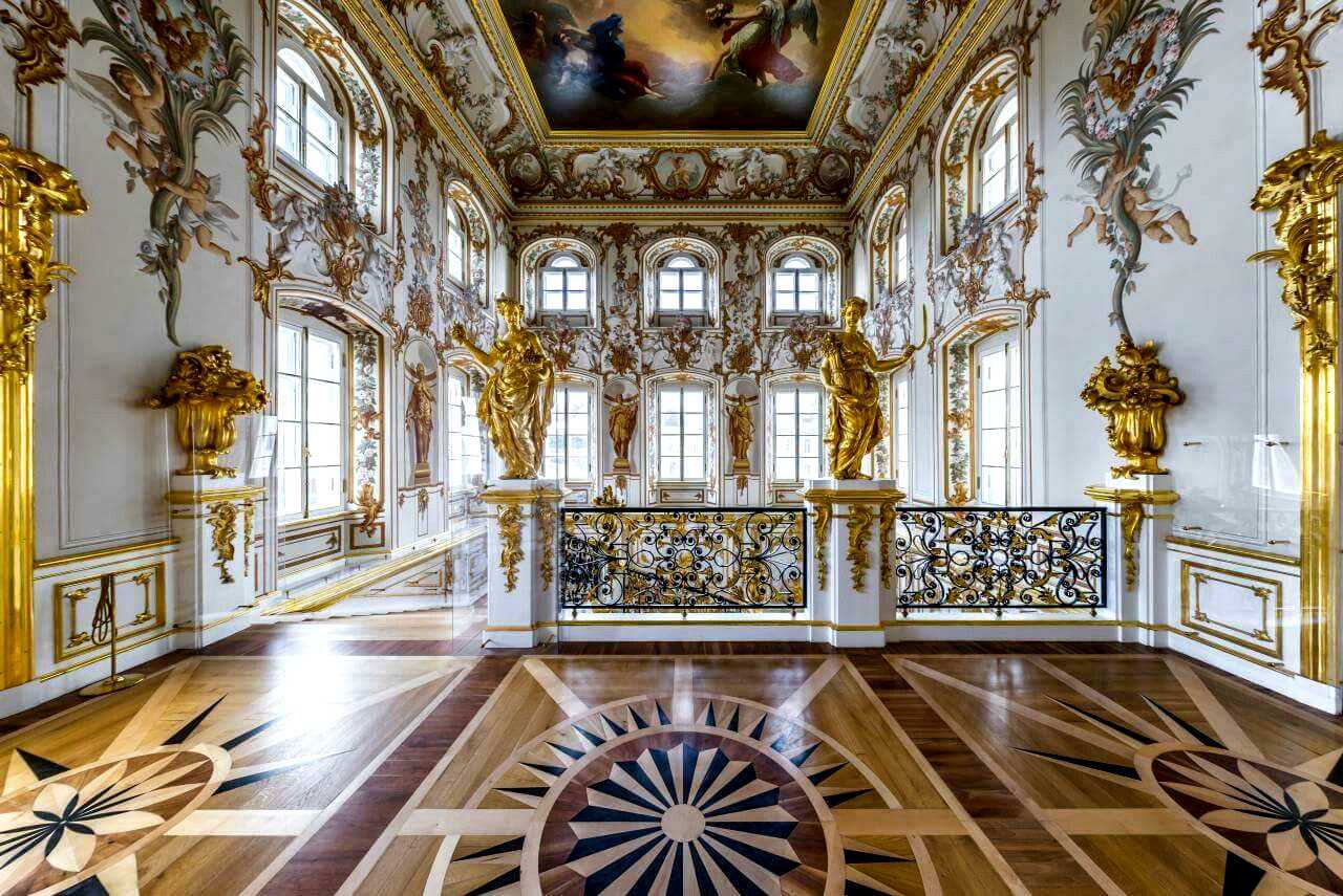 Петергоф дворец фото внутри дворца