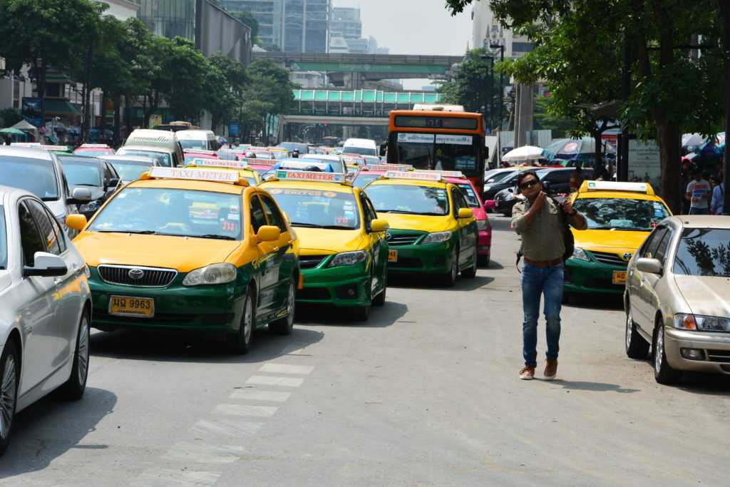 Такси Бангкок. Бангкок транспорт. Автобус общественный в Бангкоке. Тайланд Бангкок такси. Местный таксист