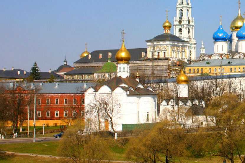 Сергиев посад храм. Введенский храм Сергиев Посад. Введенская Церковь Троице Сергиева Лавра. Церковь рядом с Лаврой Сергиев Посад. Пятницкая Церковь в Троице Сергиевой Лавре.