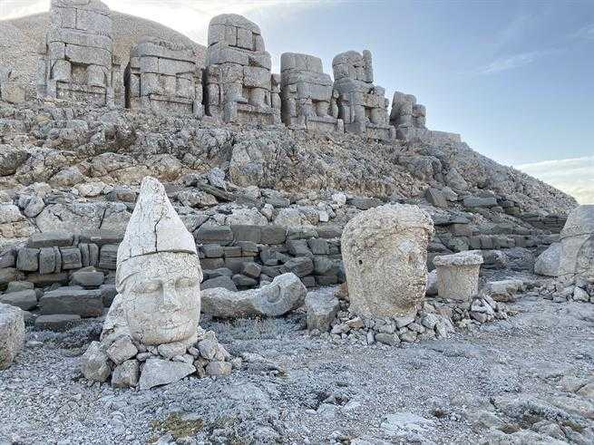 Королевство Коммагена в Турции - загадочные руины на горе Немрут, это одна из самых интереснейших достопримечательностей Турции
