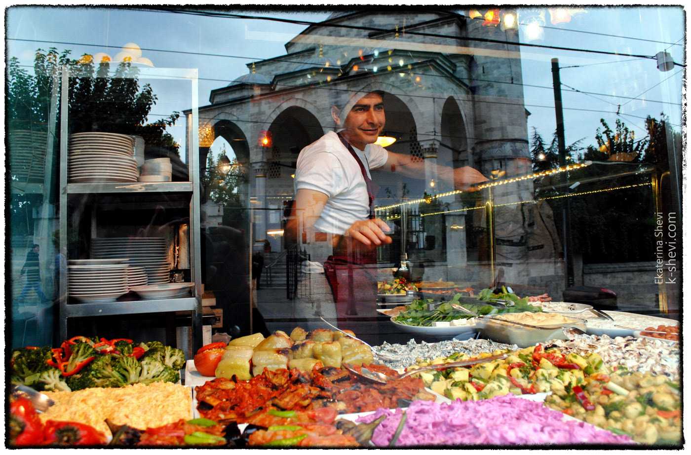 Обмен в стамбуле. Турецкая уличная кухня. Стамбул гастрономия. Стамбул уличные кафе. Турецкая уличная еда в Стамбуле.