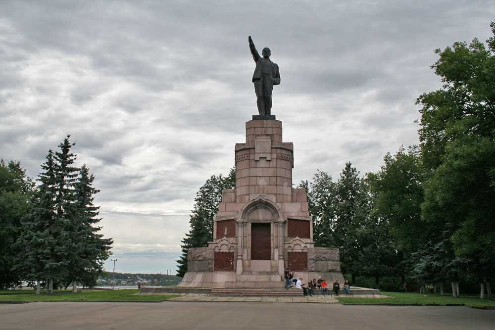 Памятники костромы. Кострома монумент Ленину. Памятник монумент Ленину в Костроме. Памятник Ленину в городе Кострома. Кострома памятник Владимиру Ленину.