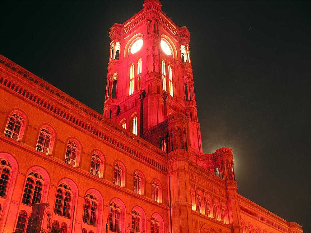 Ратуша берлина. Красная ратуша в Берлине. Rotes Rathaus в Берлине. Красная ратуша АЛЕКСАНДЕРПЛАТЦ. Красная ратуша и Церковь св Марии в Берлине.