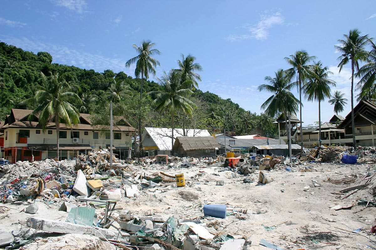 Пхукет землетрясение. Остров Пхи-Пхи Таиланд ЦУНАМИ 2004. Тайфун Пхукет 2004.