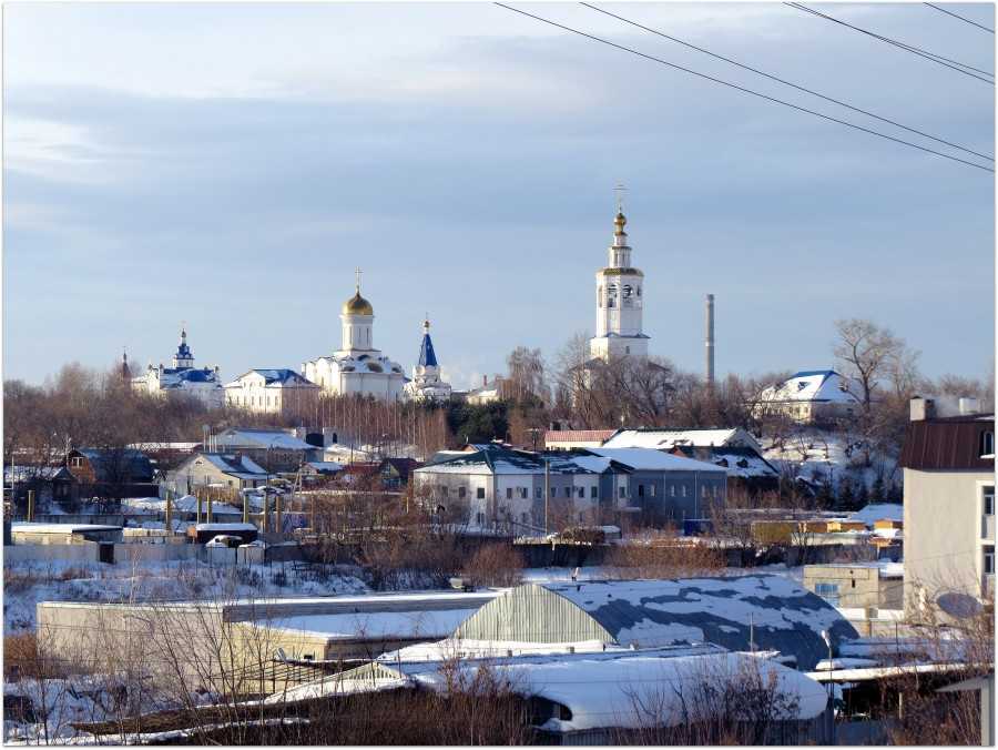 Казань горе. Зилантова гора Казань. Змеиная гора Казань. Зилантова гора вид из далека Казань. Зилантов монастырь Казань вид зимой сверху фото.