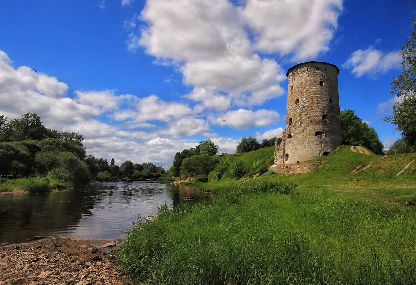 Гремячая башня в пскове фото