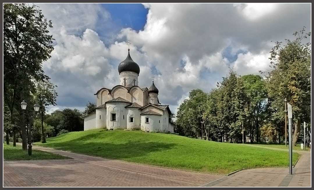 Церковь василия на горке. Василия на Горке Псков. Храм Василия на Горке в Пскове. Церковь Псков Пушгоры. Церковь Василия на Горке (1314 г.).