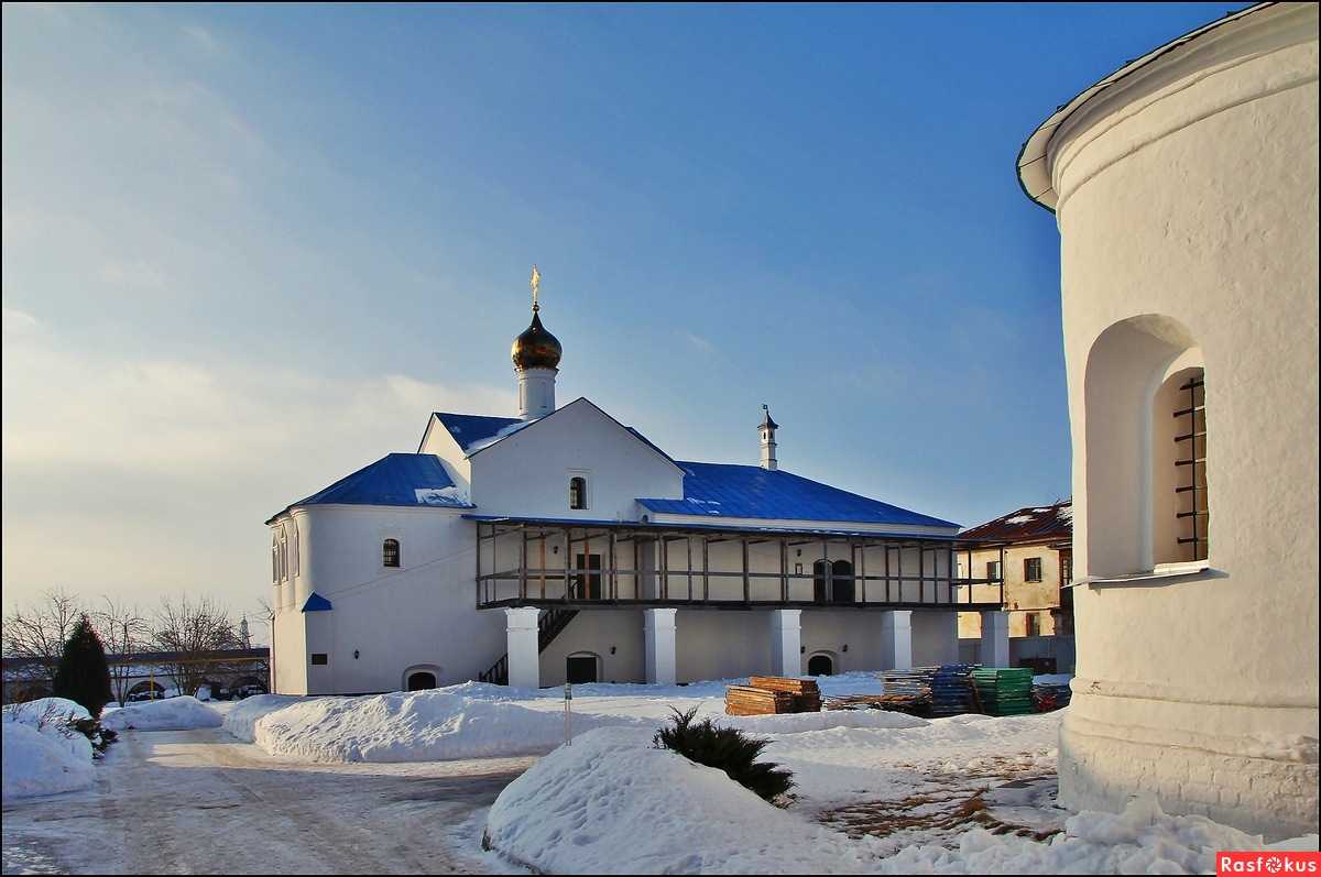 Васильевский монастырь. Сретенская трапезная Церковь Суздаль. Сретенская Церковь Васильевского монастыря. Васильевский монастырь зима Суздаль. Сретенский храм в Суздале.