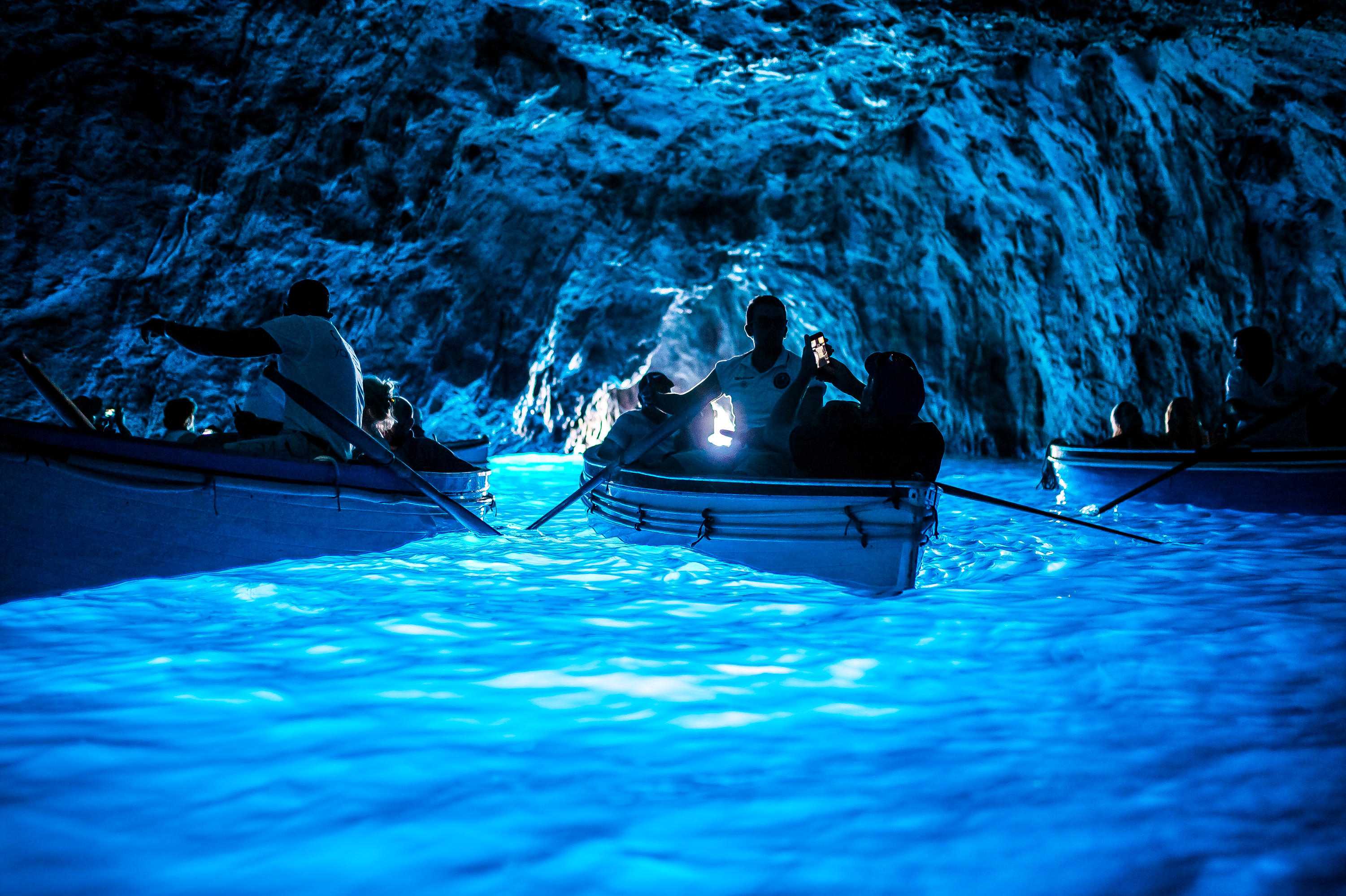 Голубая пещера турция. Голубой грот на острове капри. Голубой грот (капри). Голубой грот Италия. Голубая пещера остров капри.