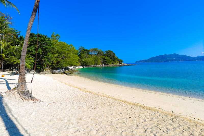 Пляжи пхукета с белым песком. Парадайз Пхукет. Парадайз Бич Таиланд. Paradise Beach Пхукет. Пляж Парадиз.