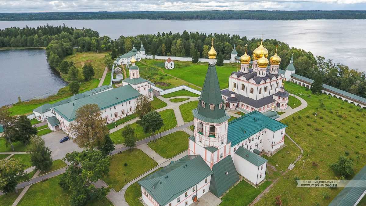 21 век валдай. Иверский монастырь Новгородская область. Валдайский Иверский монастырь Новгородская область. Иверский монастырь Валдай сверху. Иверский монастырь Валдай вид сверху.