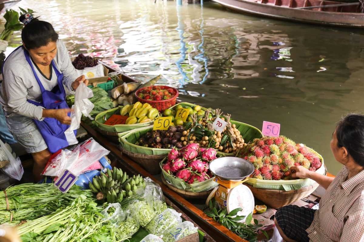 Фрукты в бангкоке. Плавучий рынок Дамноен Садуак. Плавучий рынок в Бангкоке. Тайланд Бангкок плавучий рынок. Floating Market в Тайланде.